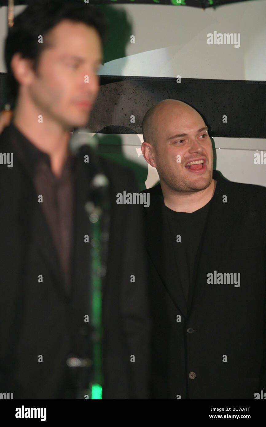 Acteur canadien Keanu Reeves, avec l'écrivain Larry Wachowski Andy et les producteurs, à la première mondiale de Matrix Revolutions Banque D'Images