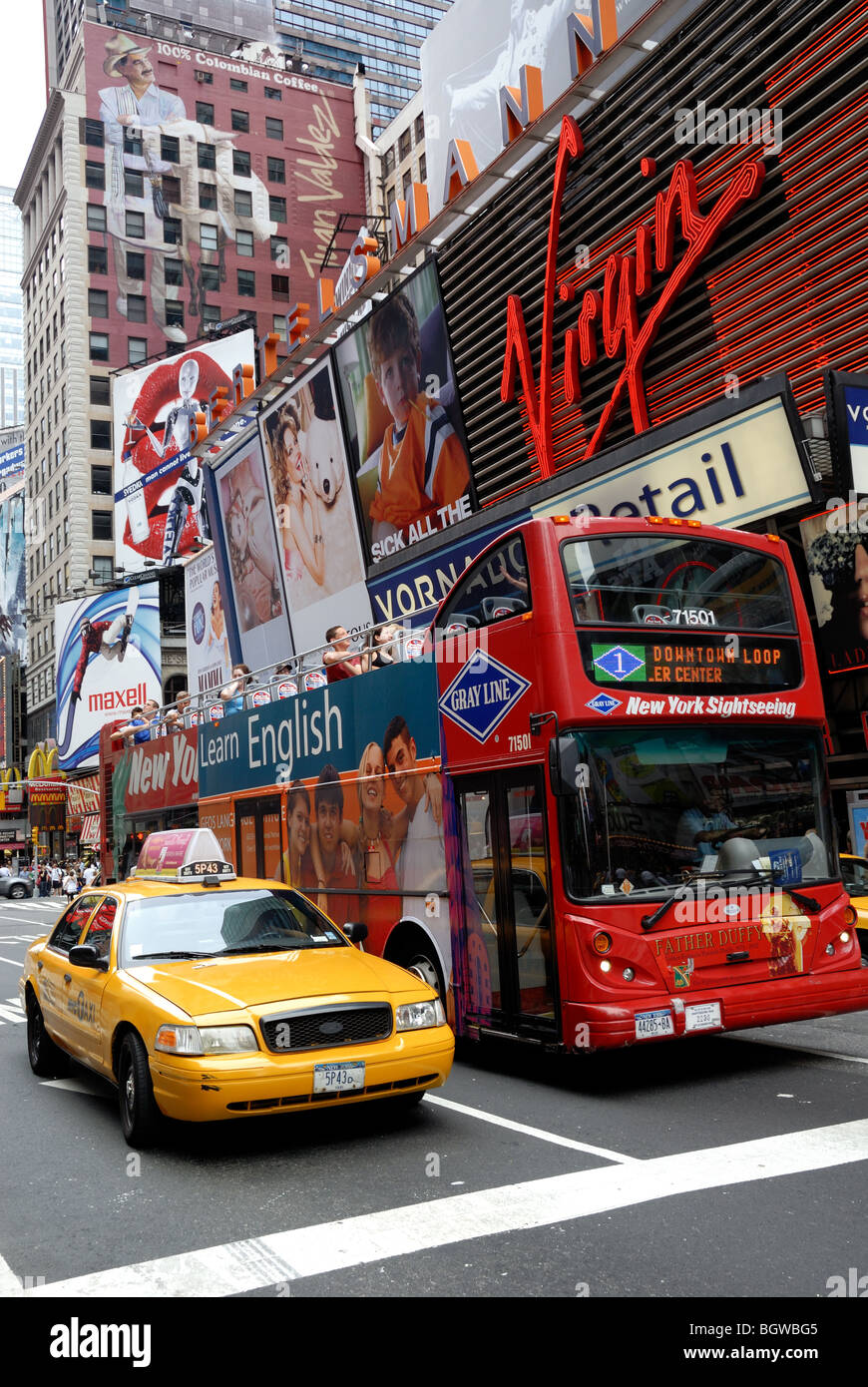 Un taxi et un bus de tourisme en plein cœur de Times Square, New York City. Banque D'Images