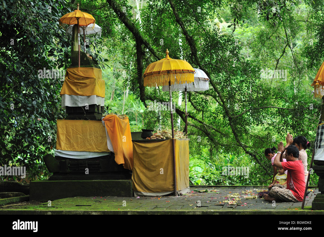 Pour plus de mille ans, Balinais fidèles ont été portés à Pura Tirta Empul, une source sacrée dieu Indra créé Banque D'Images