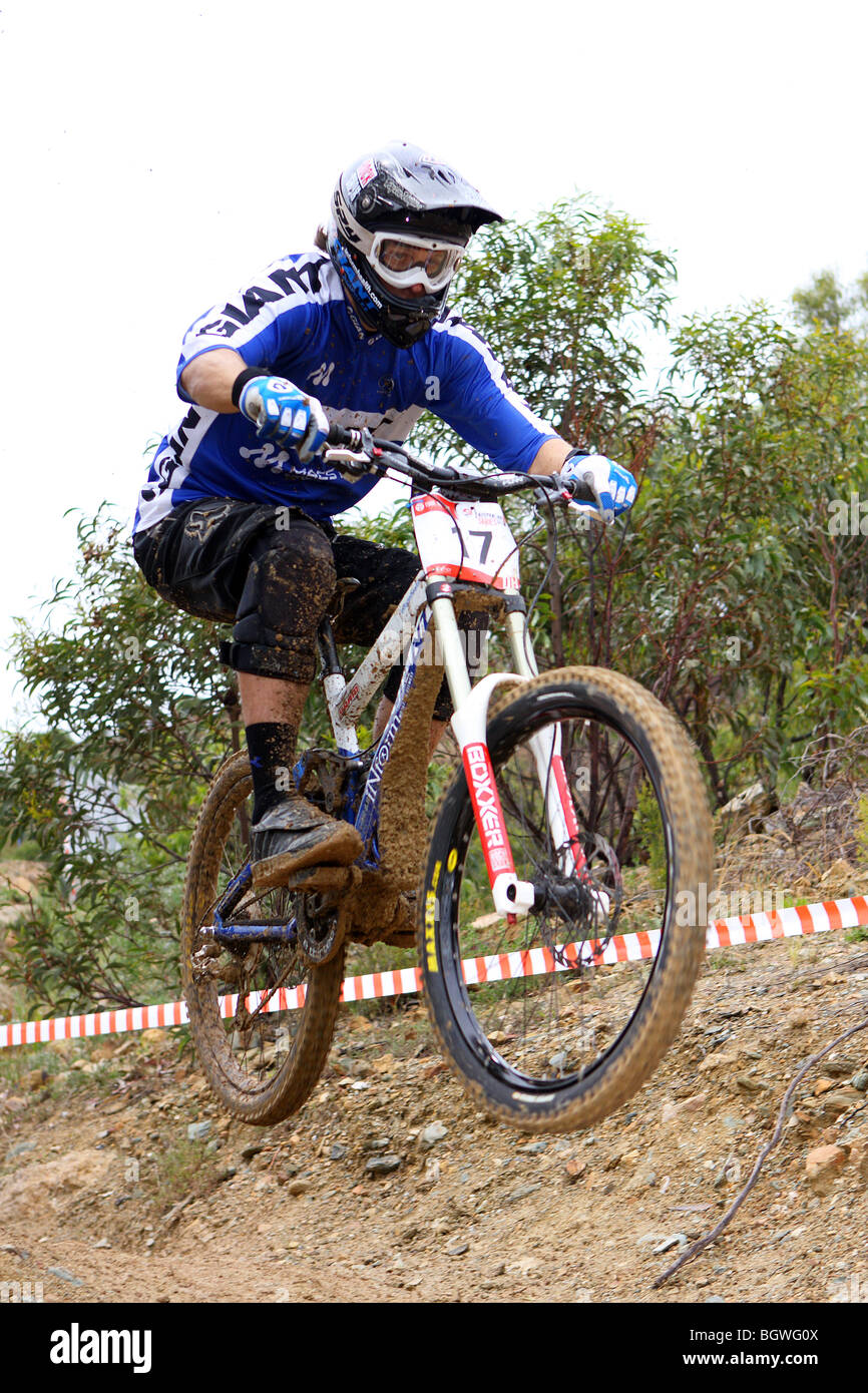 Concurrent en descente de vélo de montagne dans la région de Adelaide, Australie Banque D'Images