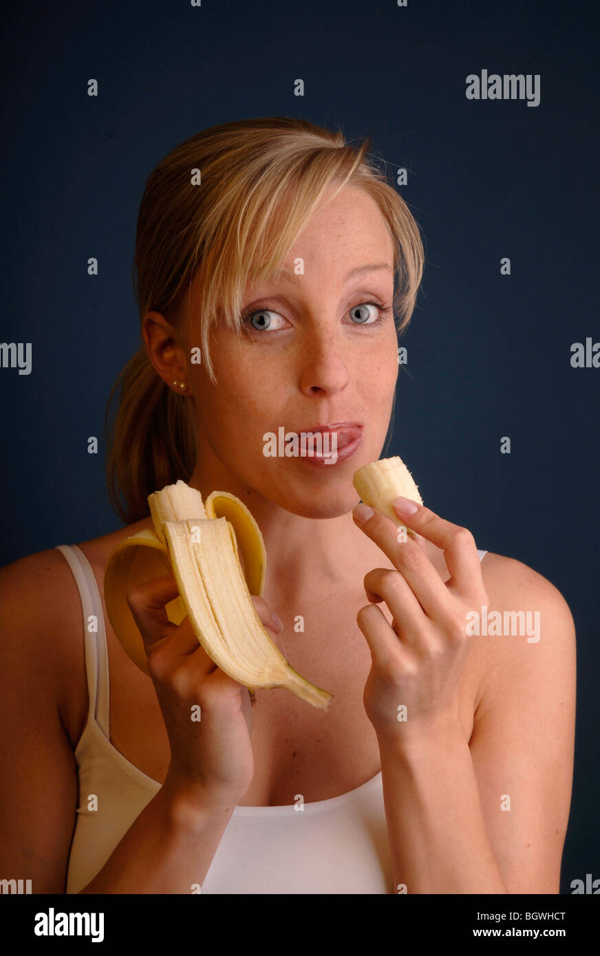 Jeune femme avec banana Banque D'Images