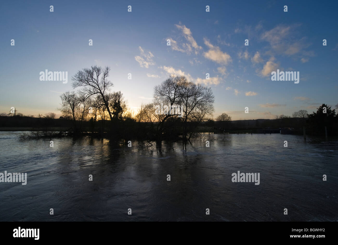 Hiver coucher de soleil sur la Tamise à Hambleden Weir Mill End Buckinghamshire UK Banque D'Images