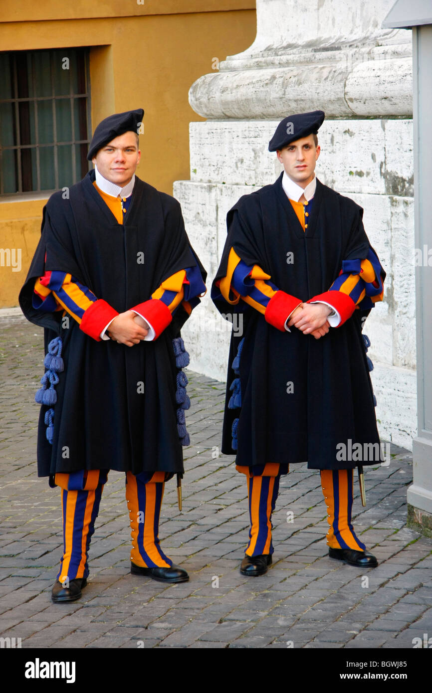 Et colorés de l'uniforme d'hiver traditionnels Gardes Suisses au Vatican Ville Rome Banque D'Images