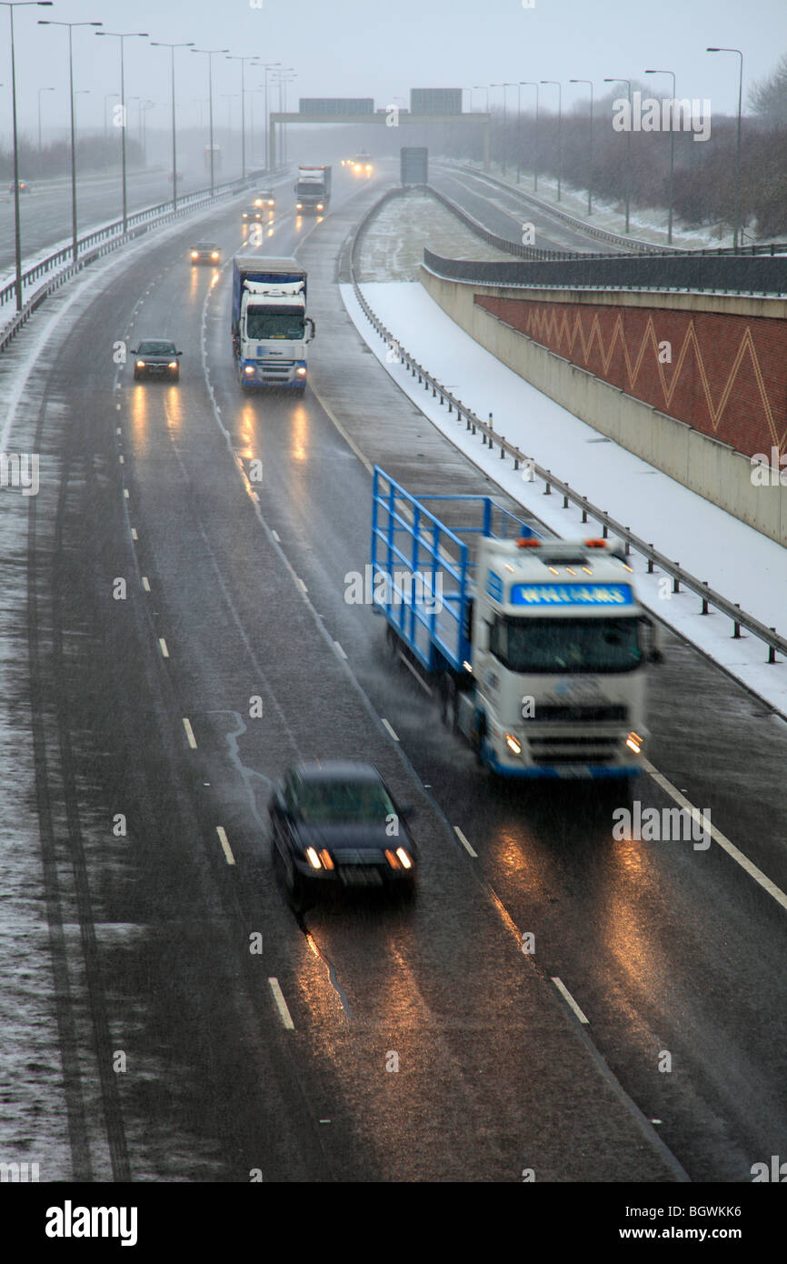 Le trafic camions poids lourds voitures conduire par mauvais temps A1M d'autoroute Cambridgeshire Banque D'Images