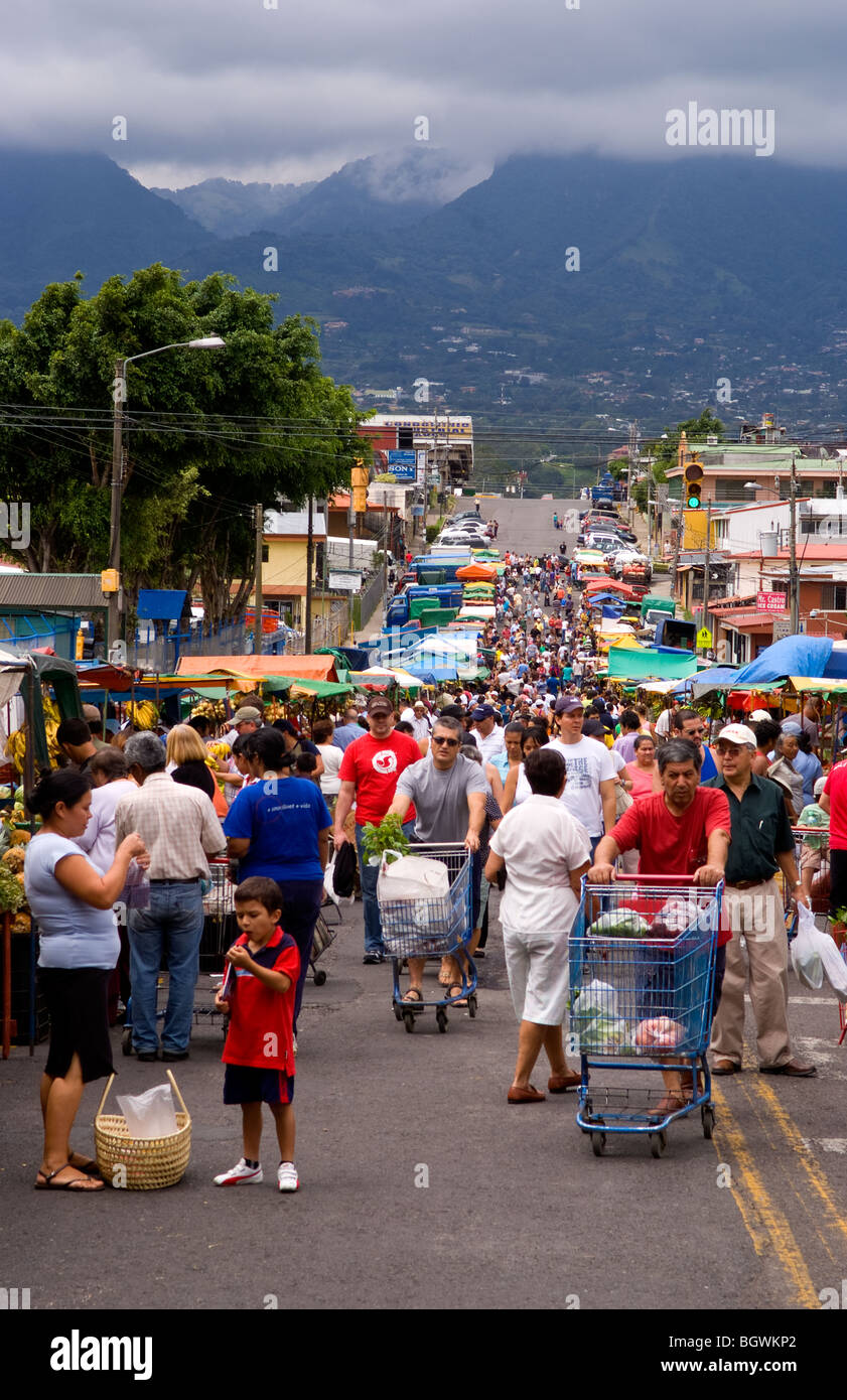 Marché Central de la foule avec des fruits et légumes sur rue à Pavas ...