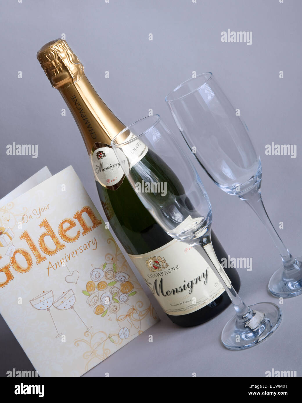 Une Bouteille De Champagne Monsigny Avec Flute Verres Et Une Carte D Anniversaire Photo Stock Alamy
