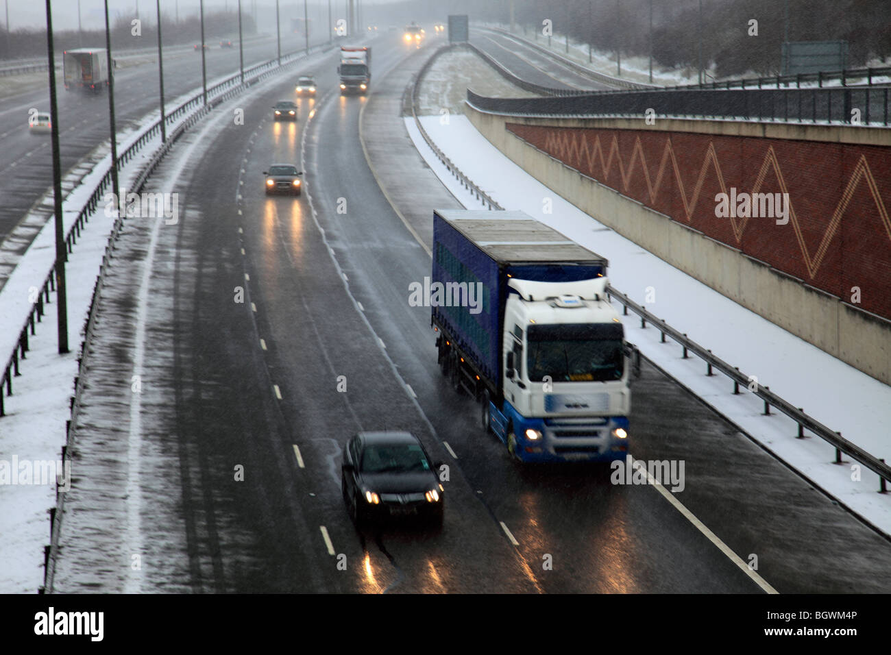 Le trafic camions poids lourds voitures conduire par mauvais temps A1M d'autoroute Cambridgeshire Banque D'Images