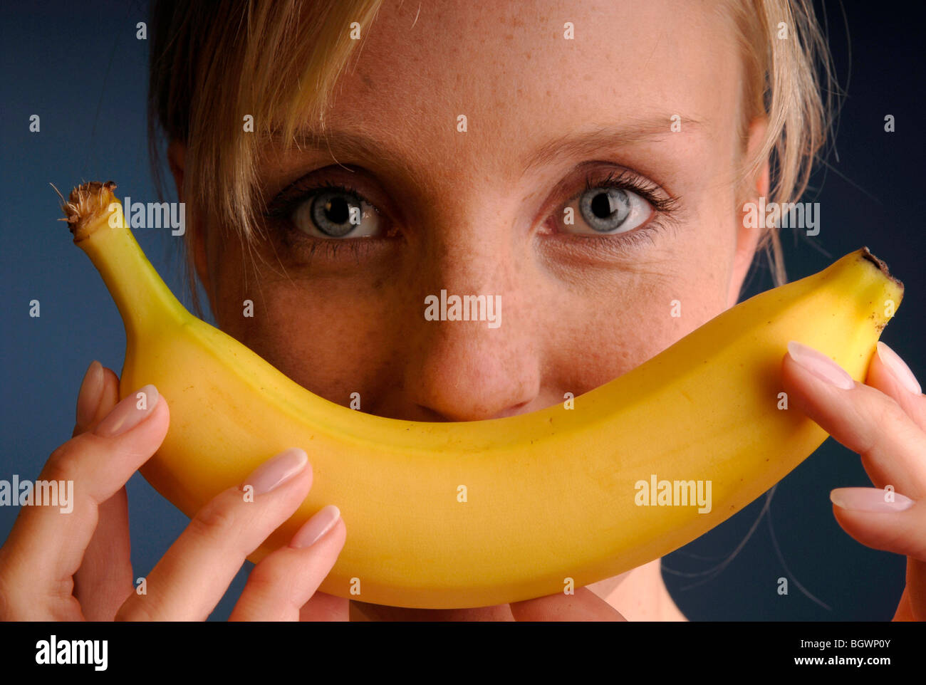 Jeune femme avec banana Banque D'Images