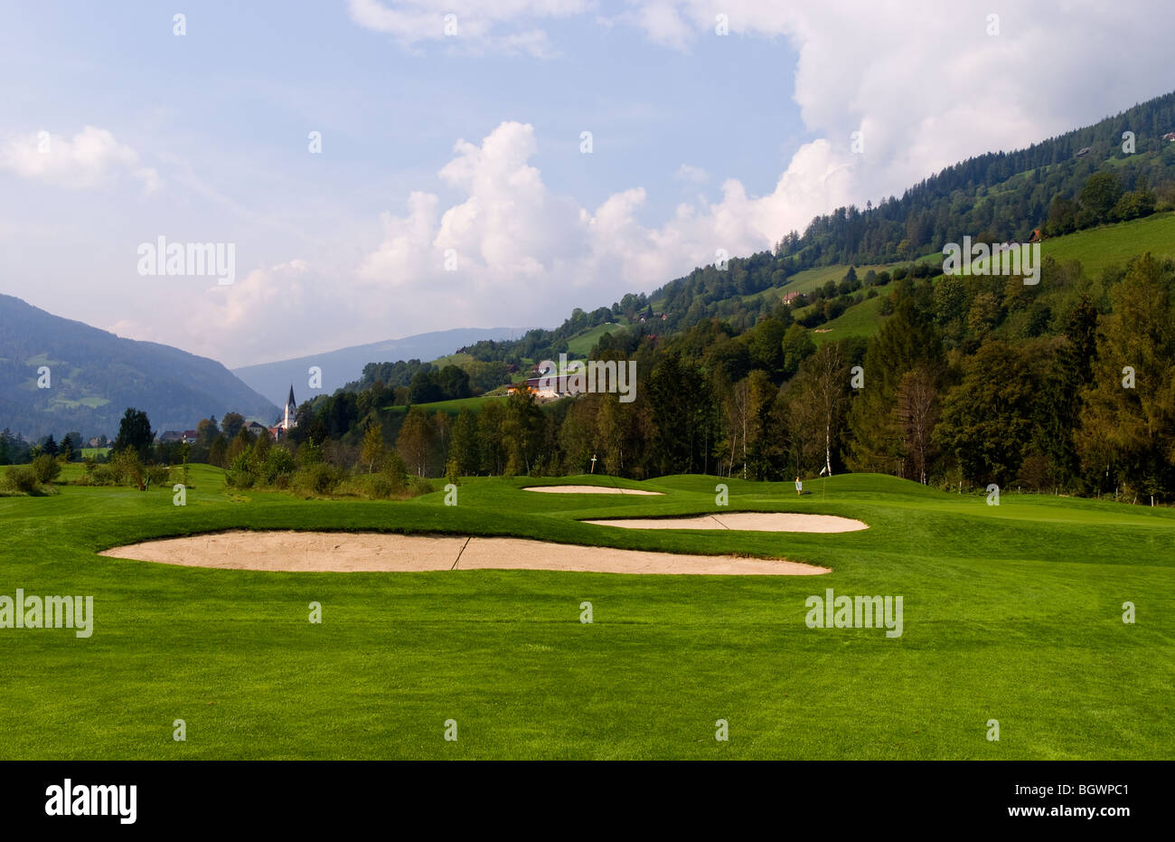 Magnifique parcours de golf à la # 3 trou au club de golf exclusif Murau Kreischberg avec alpine alsp cours derrière Banque D'Images