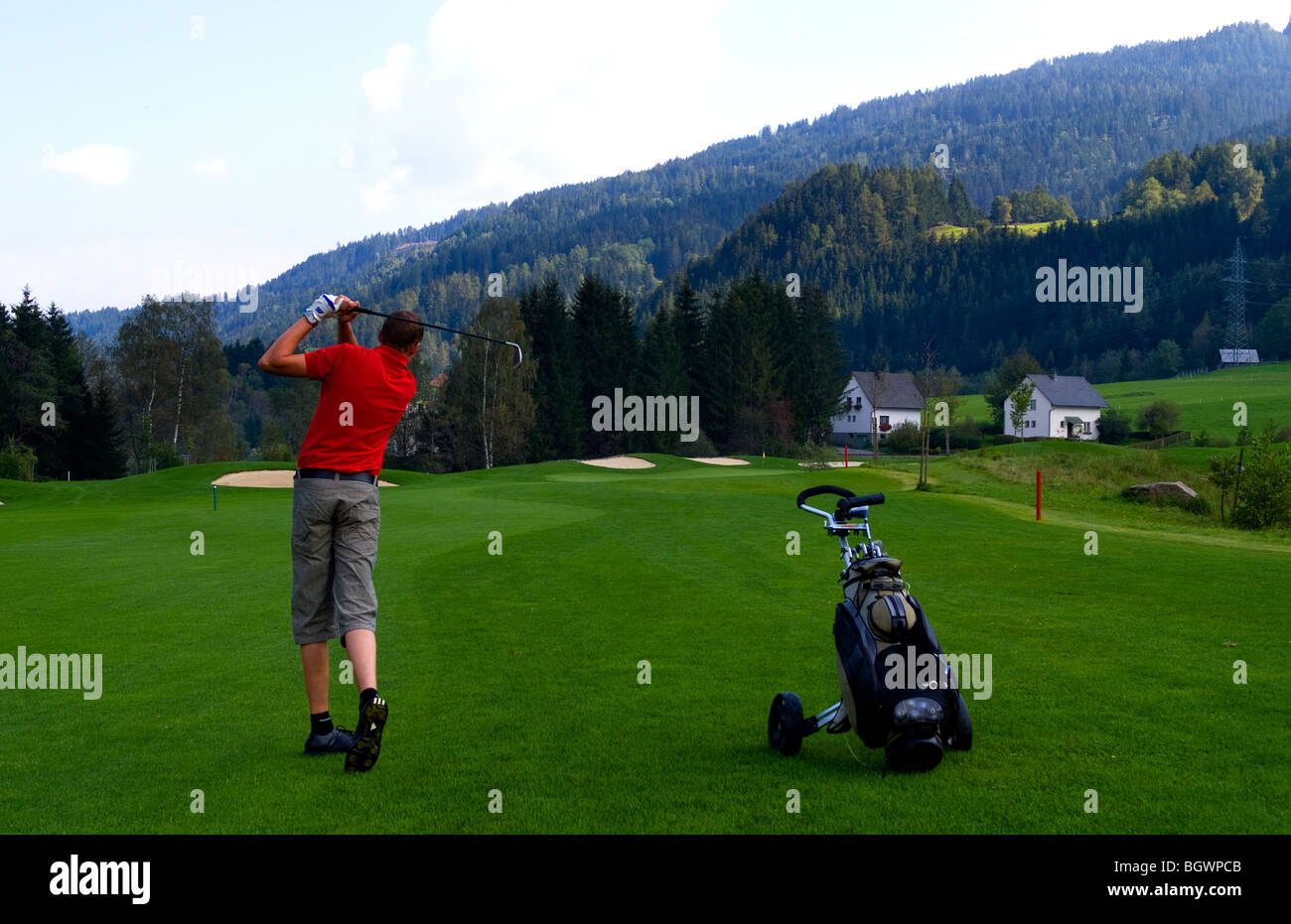 Belle à l'golfeur # 3 trou au club de golf exclusif Murau Kreischberg avec alpine alsp cours derrière Banque D'Images
