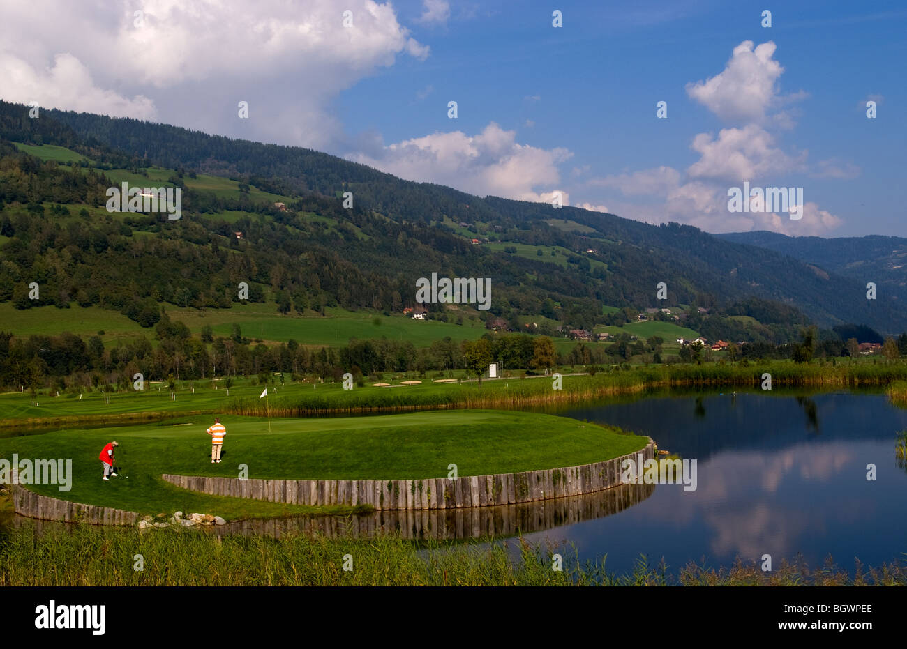 Magnifique parcours de golf avec les golfeurs au # 18 trous du club de golf exclusif à Murau Kreischberg avec alpine alsp cours derrière Banque D'Images