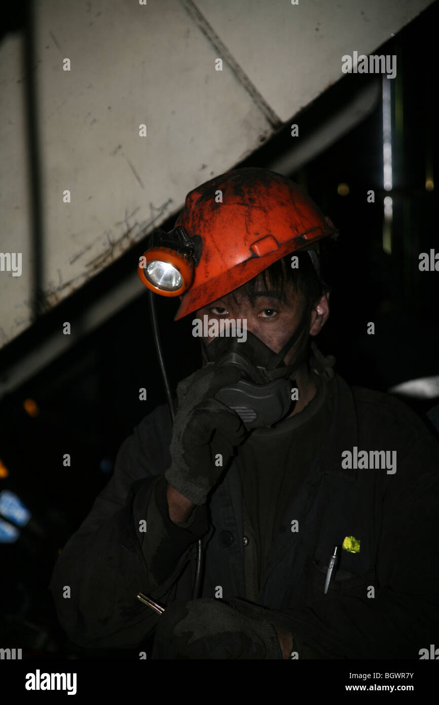 Triste à la mineur de charbon chinois avec les appareils respiratoires Banque D'Images