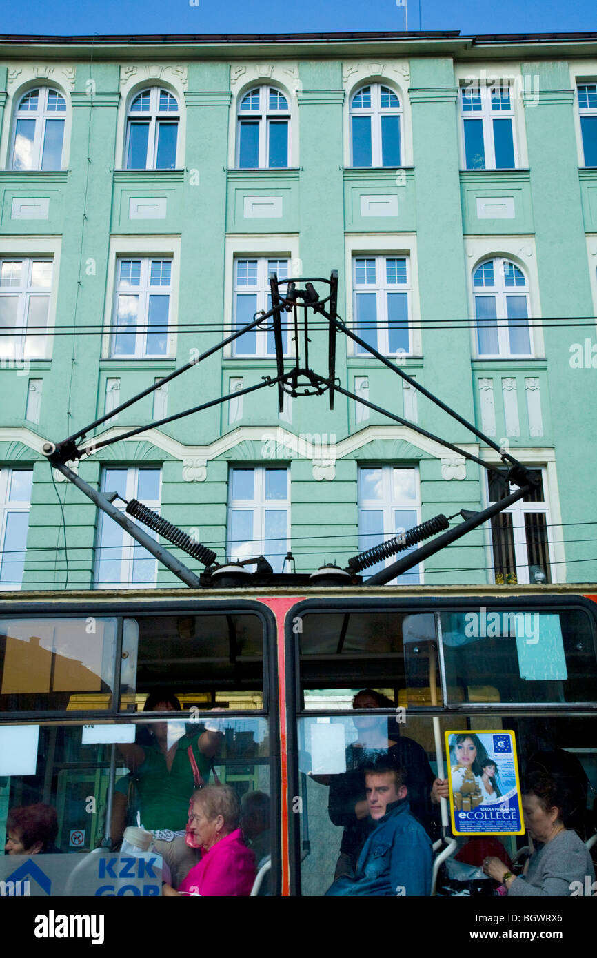 Pantographe de un tramway dans le centre-ville de Zabrze, Silésie. La Pologne. Banque D'Images