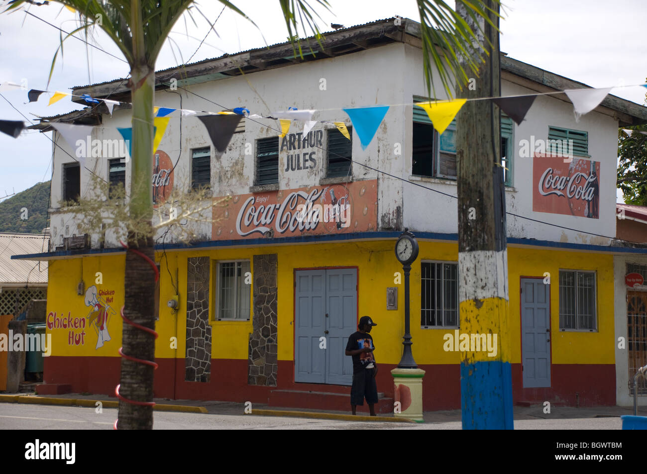 Un bâtiment avec un vieux Coca Cola peint des signes dans la ville de Gros Islet, Sainte-Lucie, les îles du Vent, les Caraïbes Banque D'Images