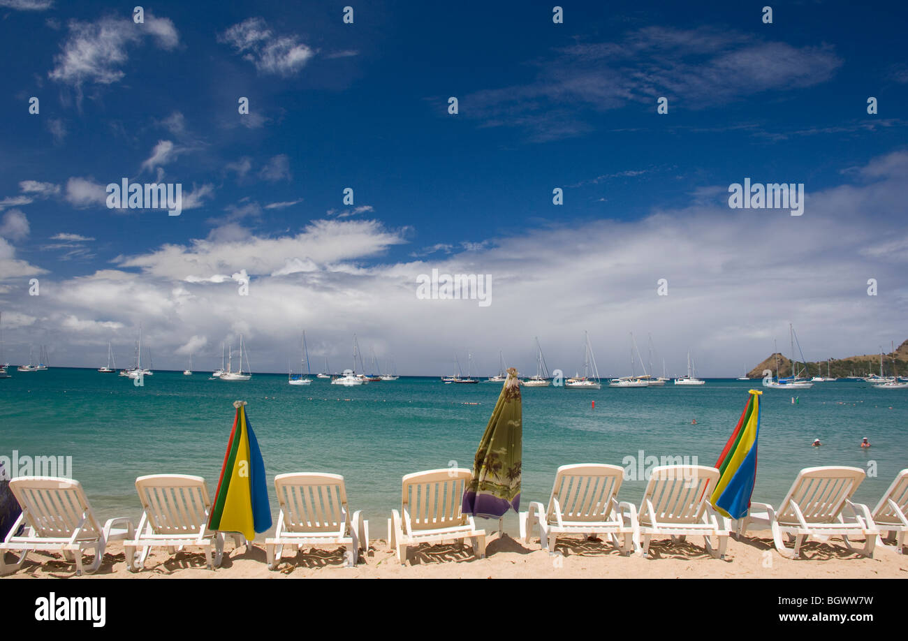 Une rangée de chaises longues sur la plage à Rodney Bay, Sainte Lucie, les îles du Vent, les Caraïbes Banque D'Images