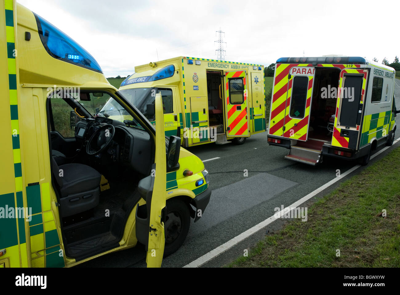 Trois ambulances sur chemin de campagne à l'accident de la route Banque D'Images