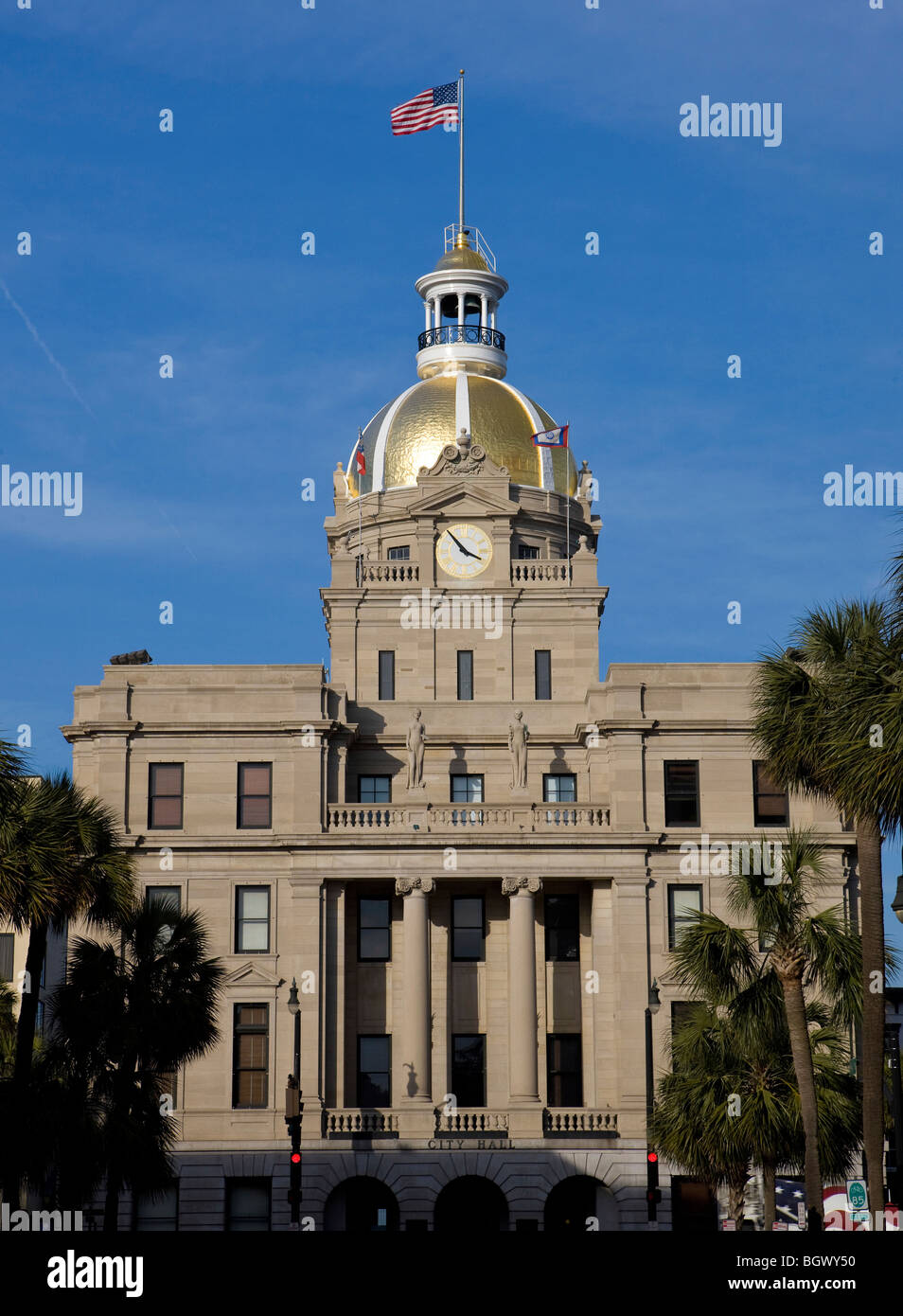 L'hôtel de ville avec dôme doré et drapeau américain en haut bordée de palmiers, Savannah, Georgia, États-Unis d'Amérique. Banque D'Images