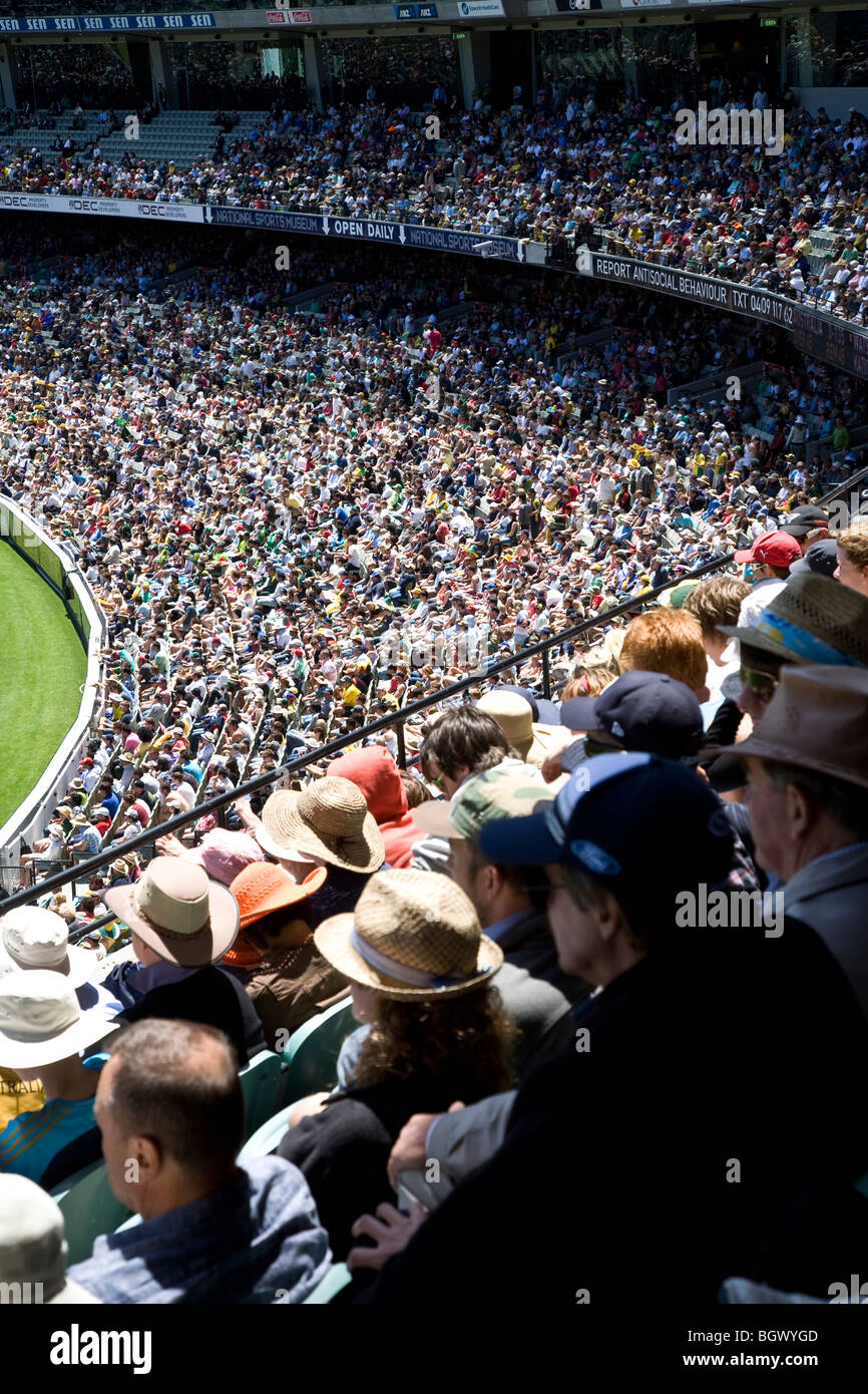 Les foules au terrain de cricket de Melbourne, Melbourne, Australie, au cours de la Journée test match de boxe, entre l'Australie et le Pakistan. Banque D'Images