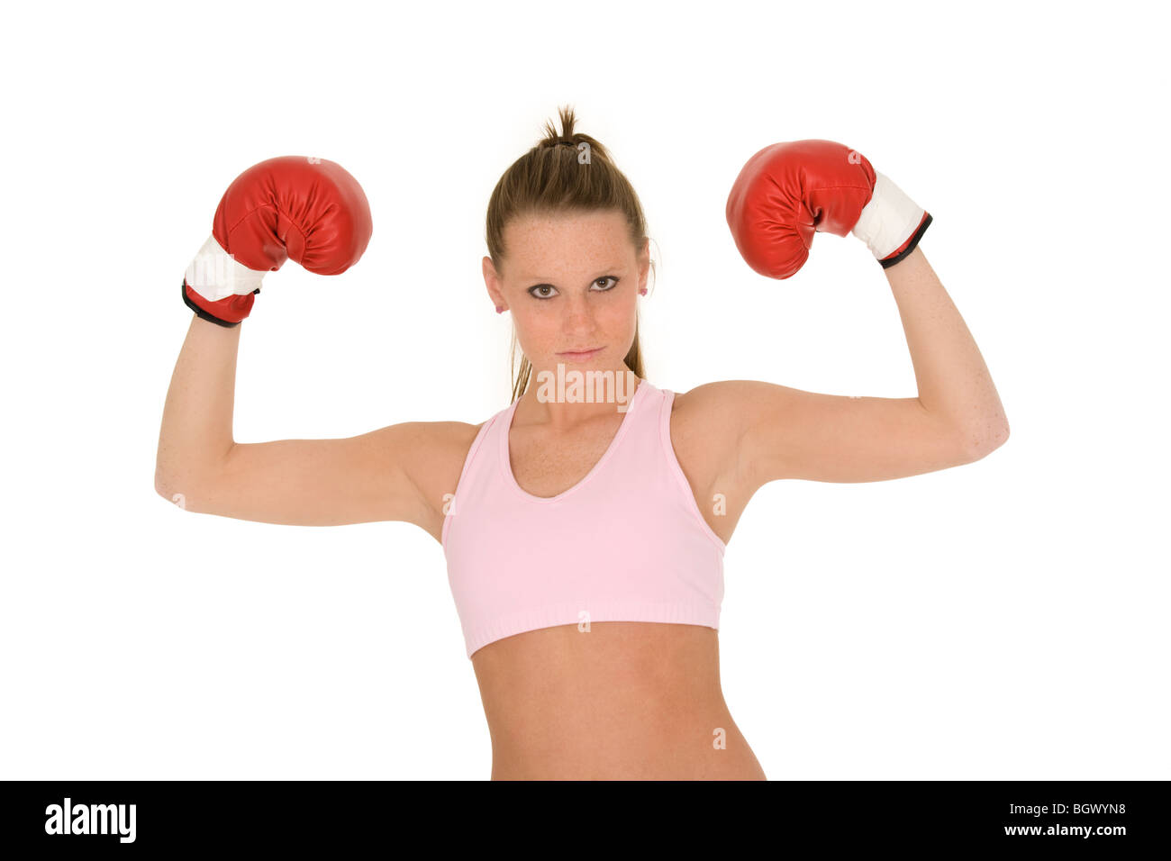 Jeune femme de race blanche avec des gants de boxe. Elle est debout sur un fond blanc. Banque D'Images