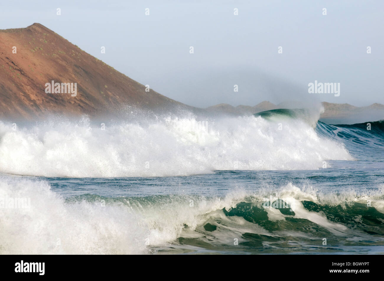 Les vagues de l'Atlantique à rouleaux rouleaux vague vague vagues big surf spray chevaux blancs s'écraser une mer fuerteventura isla de lodos espagne Banque D'Images