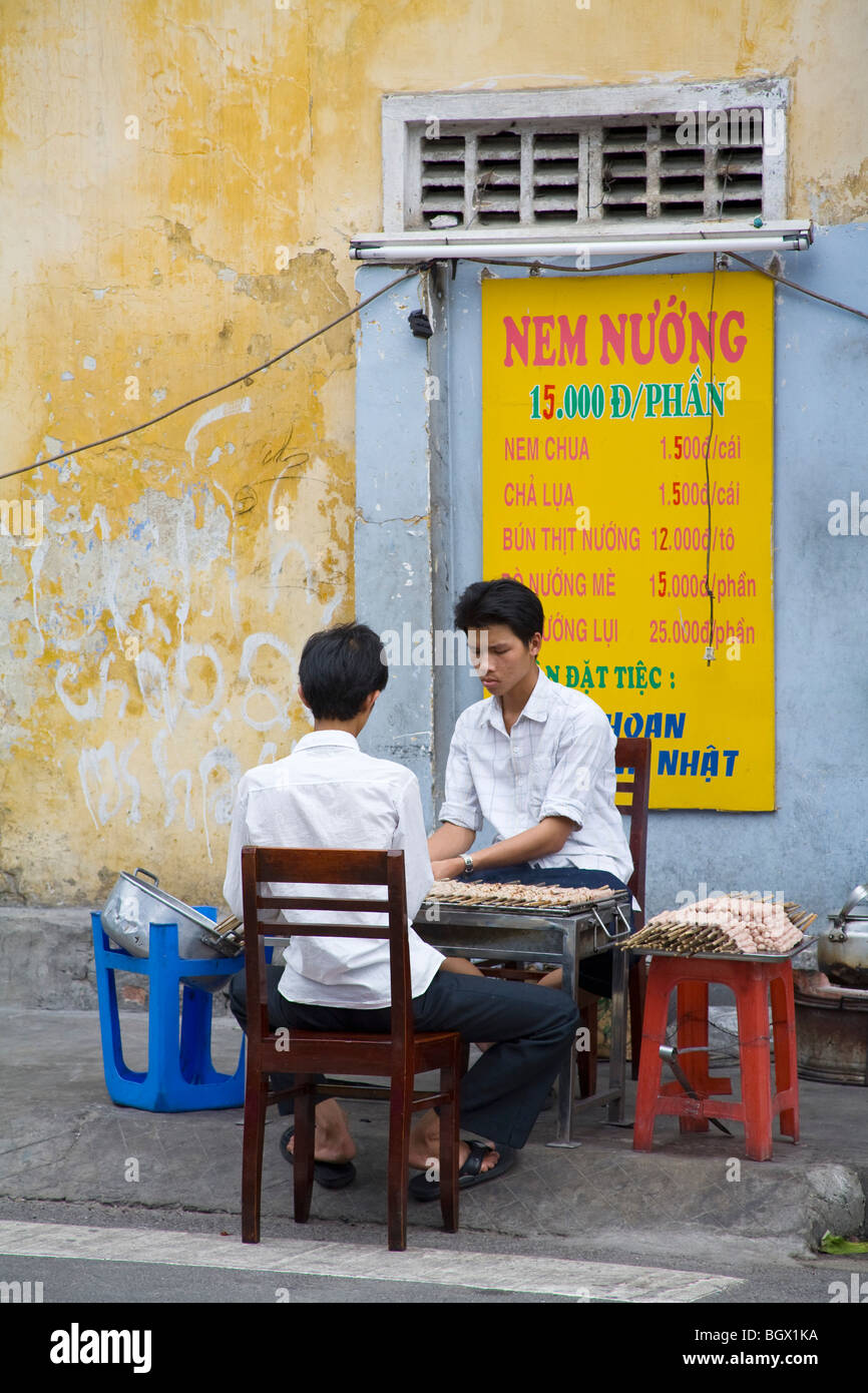 Vendeur de rue, la vente de galettes Nem Nuong Banque D'Images