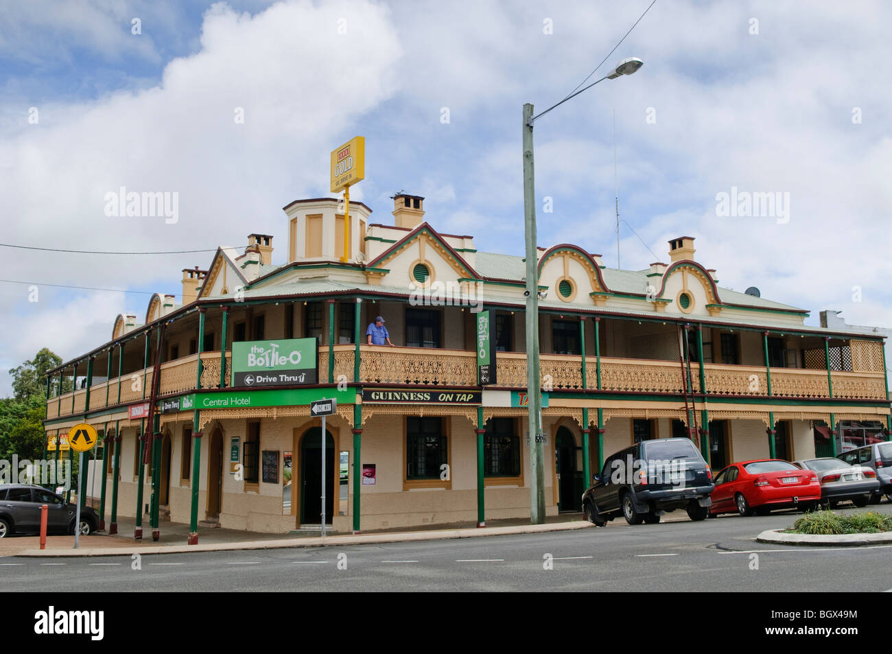 Central Hotel Traditional Pub Stanthorpe Australie // STANTHORPE, Australie — le Central Hotel, un pub traditionnel, se trouve dans le centre-ville de Stanthorpe, Queensland. Situé au cœur de la région de Granite Belt, cet établissement historique sert de point de convergence pour la communauté et les visiteurs. Banque D'Images