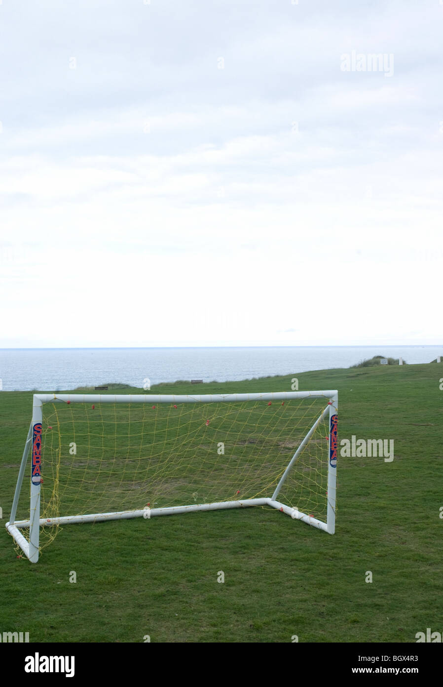 Un poteau de but de football près d'un bord de falaises Banque D'Images