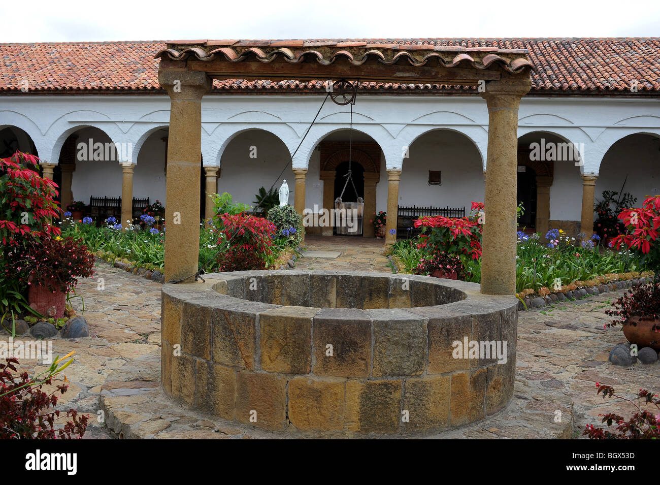 Convento de Santo Ecce Homo cour avec pierres taillée, des fleurs colorées et des chemins bien centrale surround. Colombie Banque D'Images