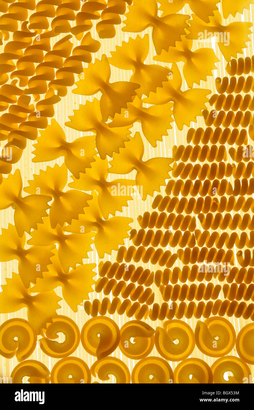 Motifs abstraits et des formes diverses de pâtes dans de l'éclairage en contre-jour Banque D'Images