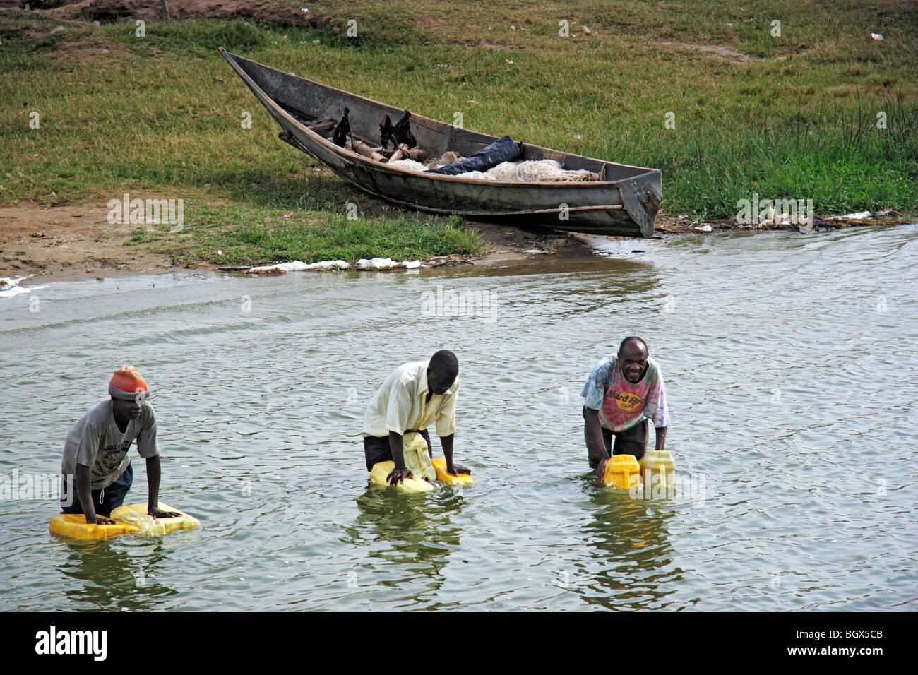 Les gens de l'eau collecte, Canal Kazinga, Parc national Queen Elizabeth, en Ouganda, en Afrique de l'Est Banque D'Images