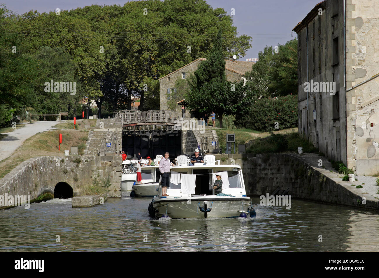 Maison de vacances loisirs bateaux canal Canal du Midi Trèbes par Carcassonne Aude France tourisme voyage Destination Europe Banque D'Images