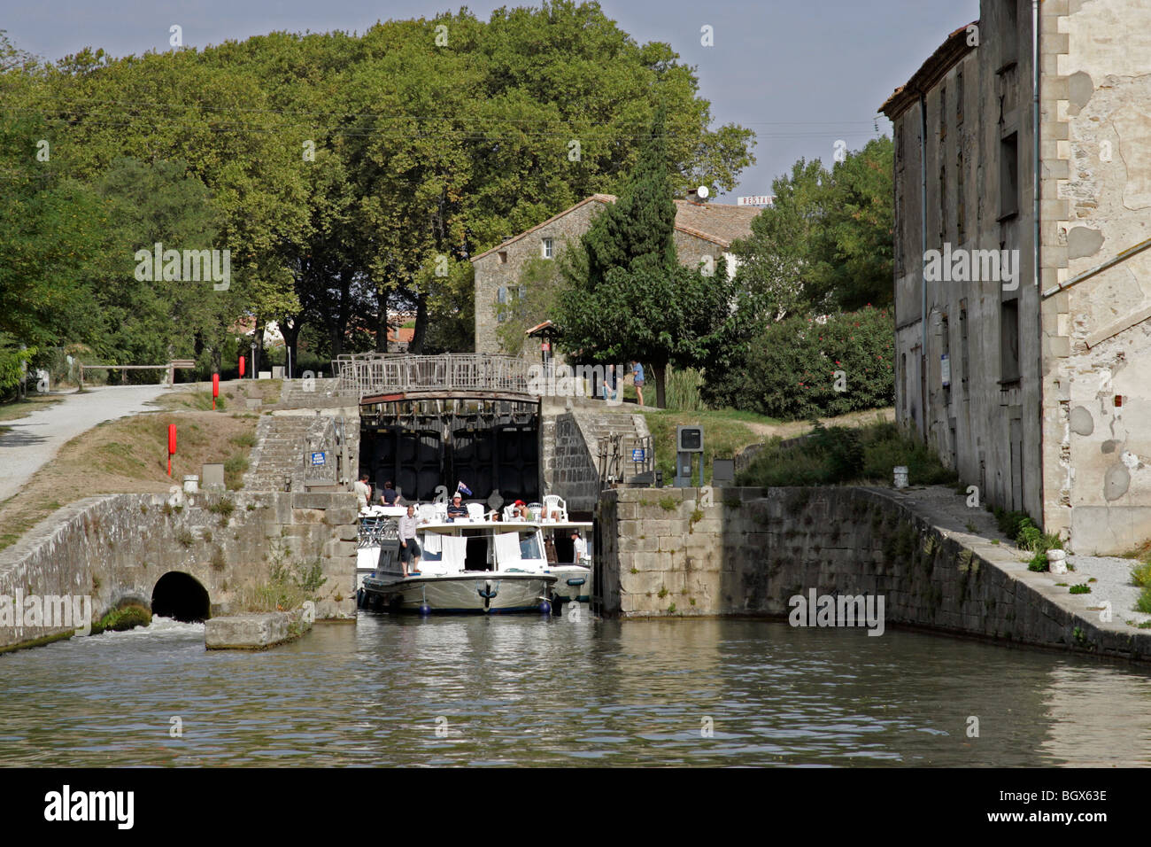 Maison de vacances loisirs bateaux canal Canal du Midi Trèbes par Carcassonne Aude France tourisme voyage Destination Europe Banque D'Images