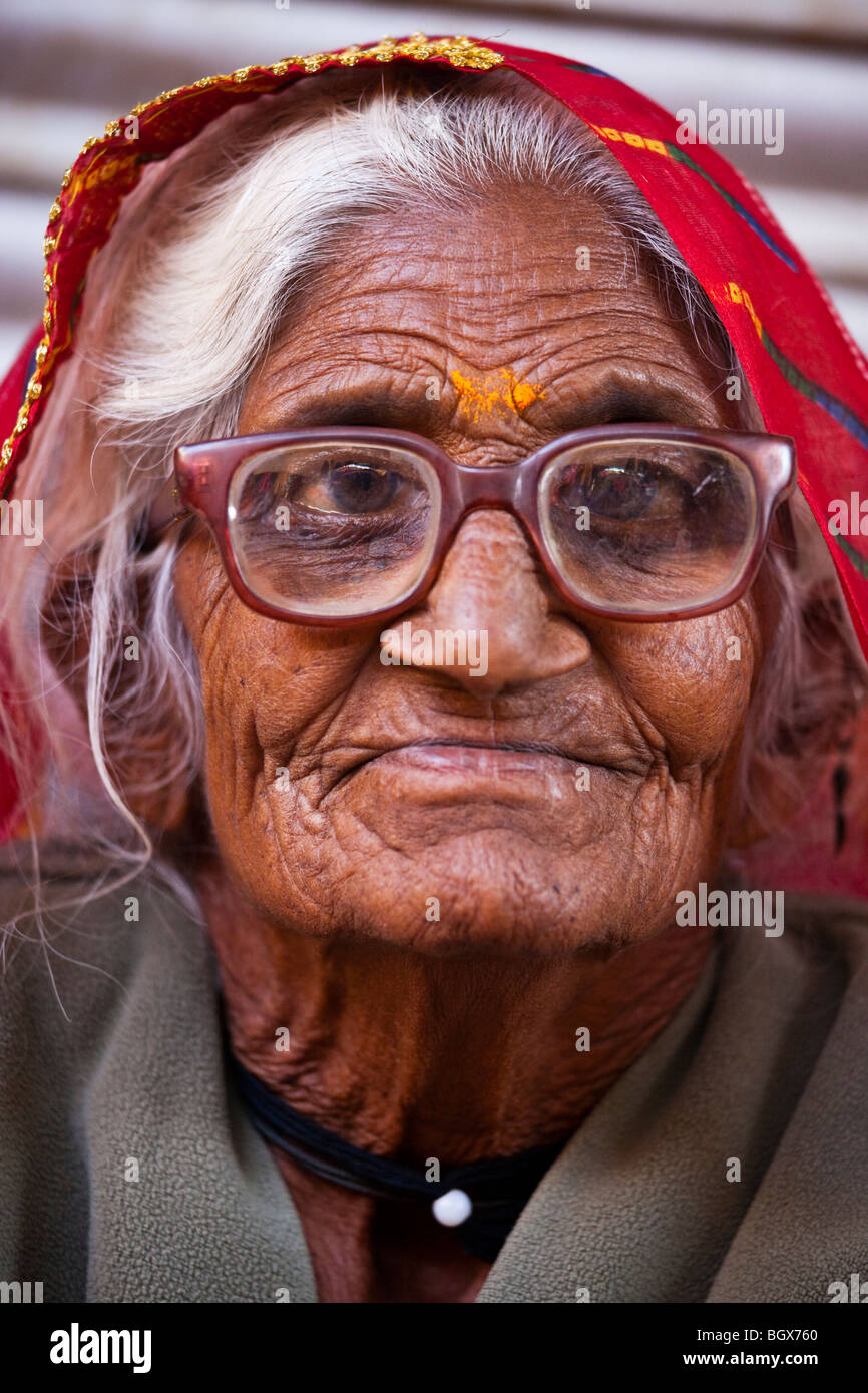 Femme âgée au Festival de chameau à Pushkar Inde Banque D'Images