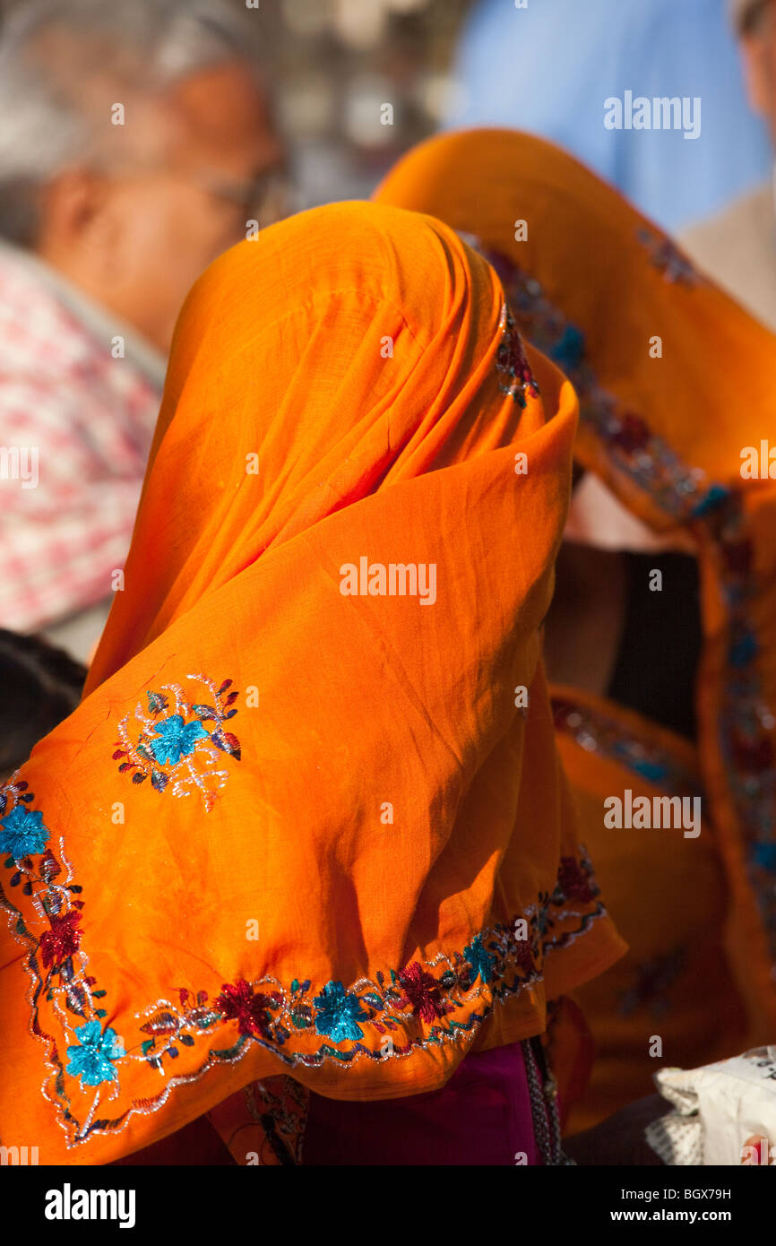 Femme voilée pendant le chameau Mela à Pushkar Inde Banque D'Images