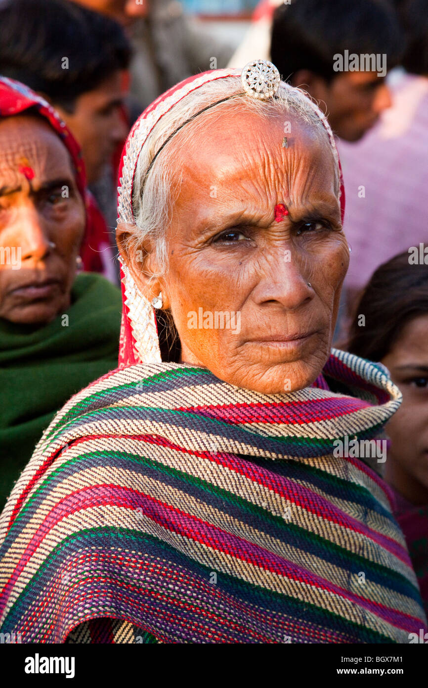 Personnes âgées femme hindoue pendant le chameau Mela à Pushkar Inde Banque D'Images