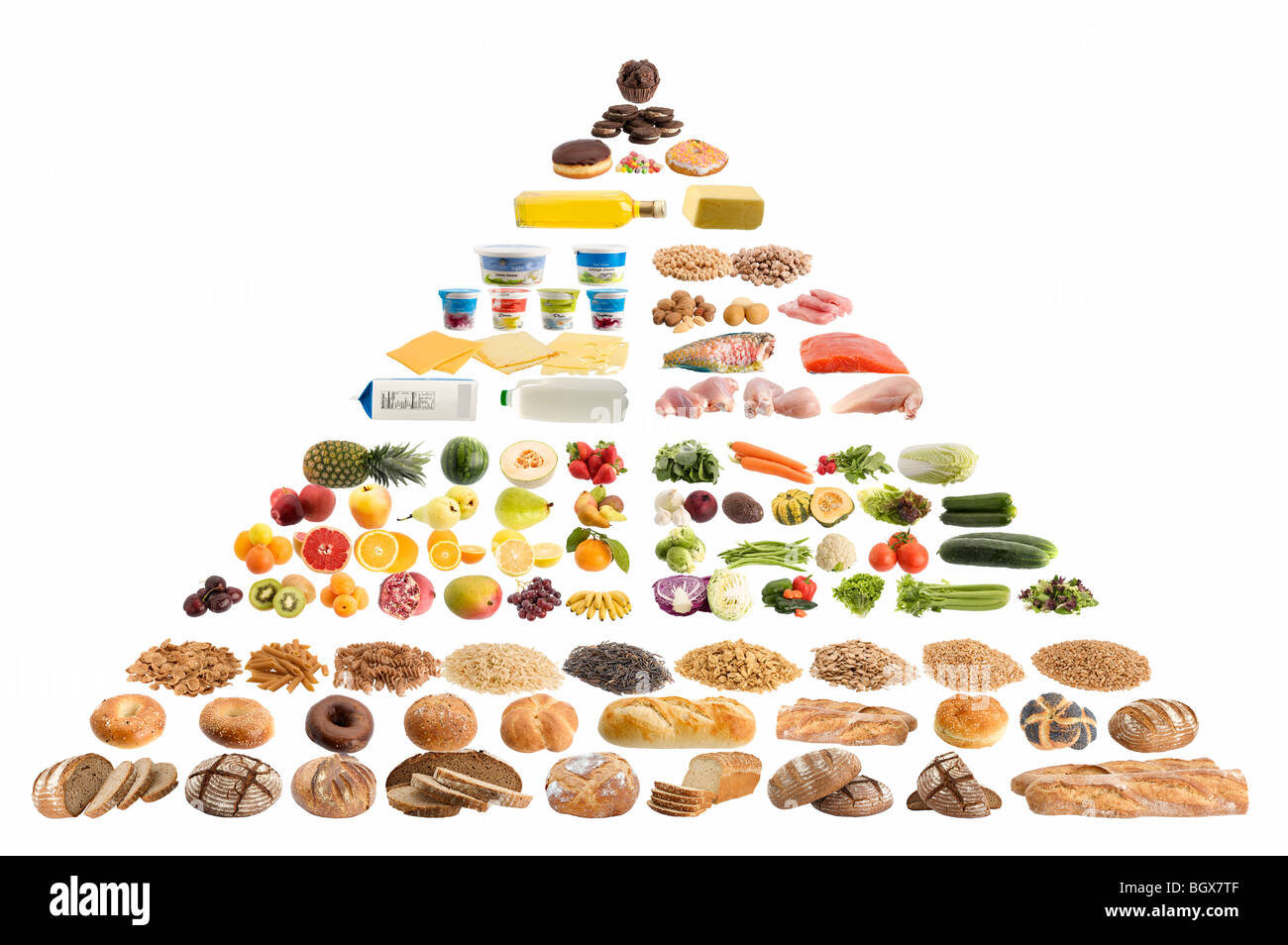 L'alimentation pyramide isolé sur fond blanc Banque D'Images