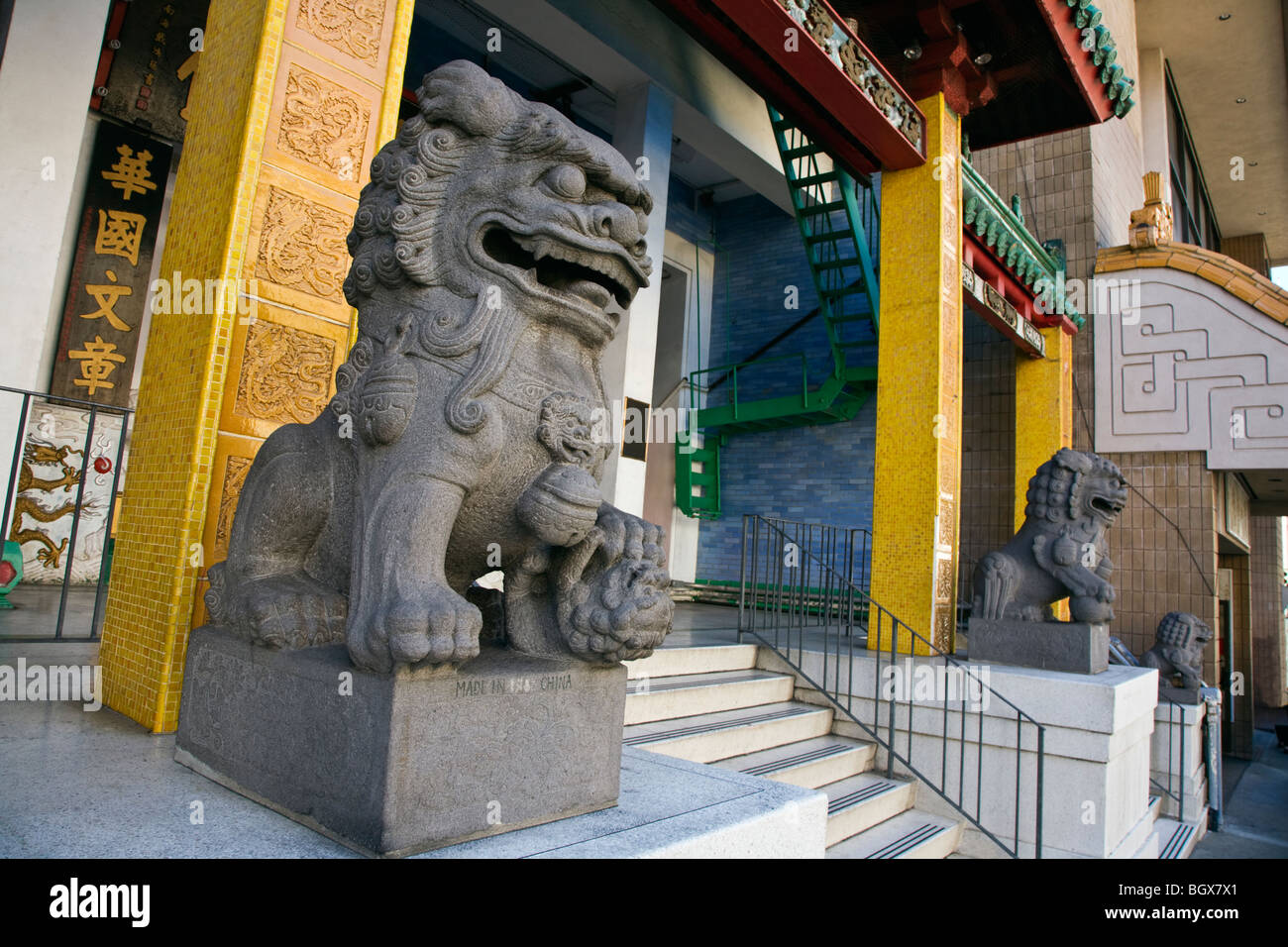 Les lions en pierre de la garde l'entrée d'un temple bouddhiste à China Town - SAN FRANCISCO, CALIFORNIE Banque D'Images