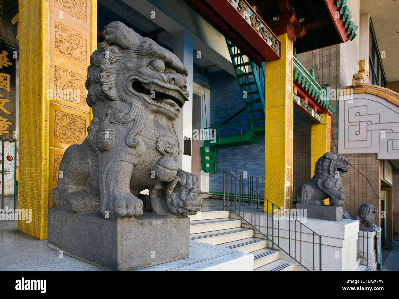 Les lions en pierre de la garde l'entrée d'un temple bouddhiste à China Town - SAN FRANCISCO, CALIFORNIE Banque D'Images