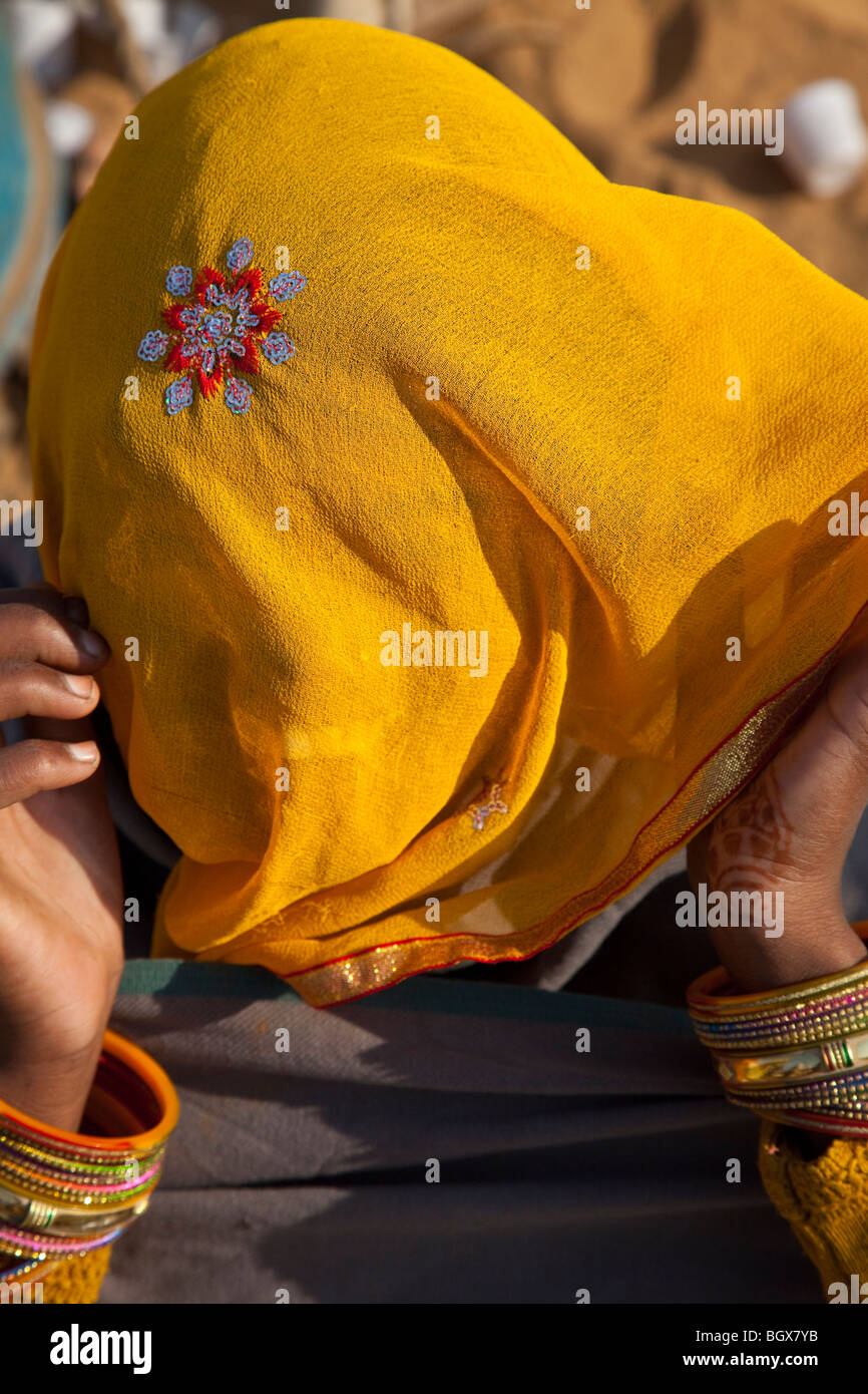 Femme voilée à l'Camel Mela à Pushkar Inde Banque D'Images