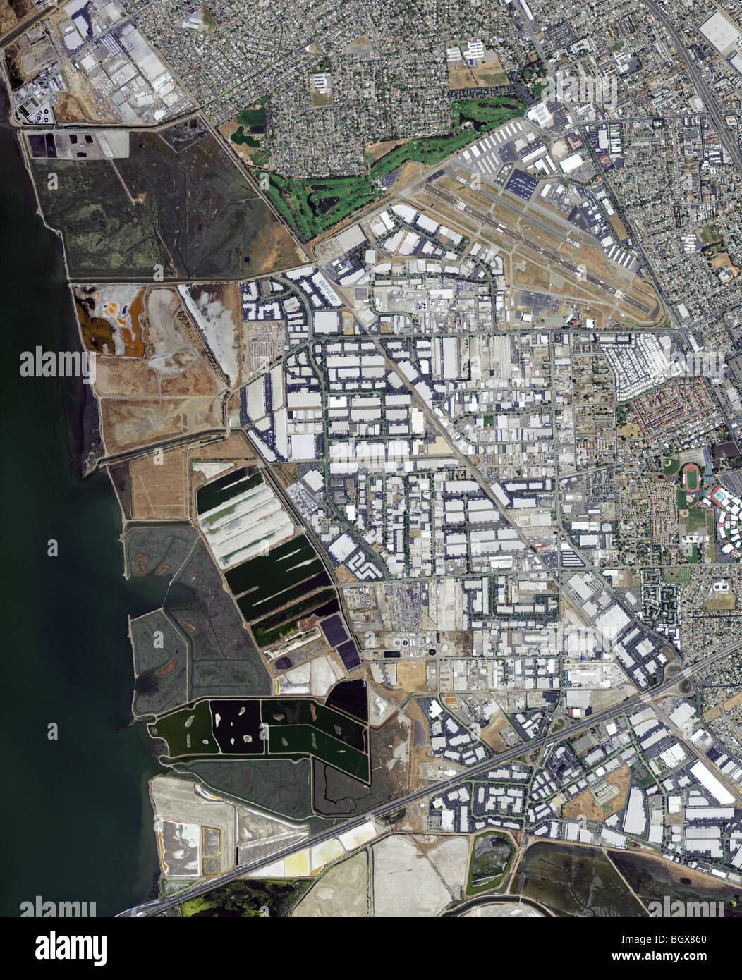 Carte aérienne vue front de mer de la baie de Californie Hayward au-dessus des étangs de sel industriel aéroport commercial bureaux entrepôts propriété Banque D'Images