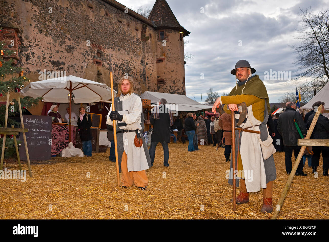 Les hommes vêtus de vêtements médiévaux au cours de la médiévale marchés sur les motifs de Burg Ronneburg (Burgmuseum), Ronneburg Château, Ro Banque D'Images