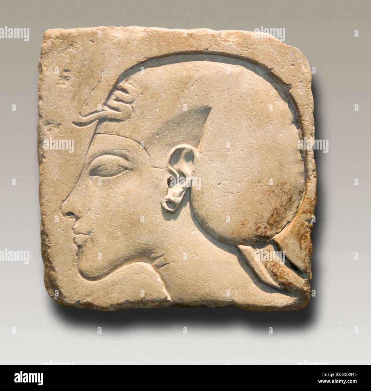 Relief en plâtre d'une tête style Amarna peut-être Pharaon Akhénaton en exposition au Musée de Berlin, Allemagne Banque D'Images