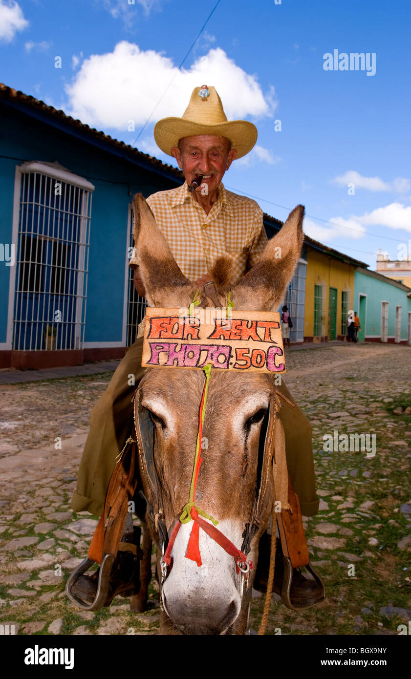 Vieil homme avec son âne pour les rues du vieux village de Trinidad Cuba Banque D'Images