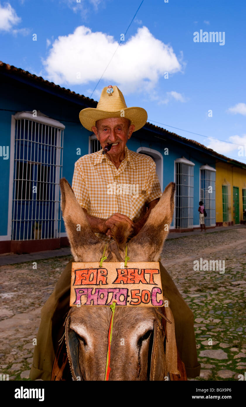 Vieil homme avec son âne pour les rues du vieux village de Trinidad Cuba Banque D'Images
