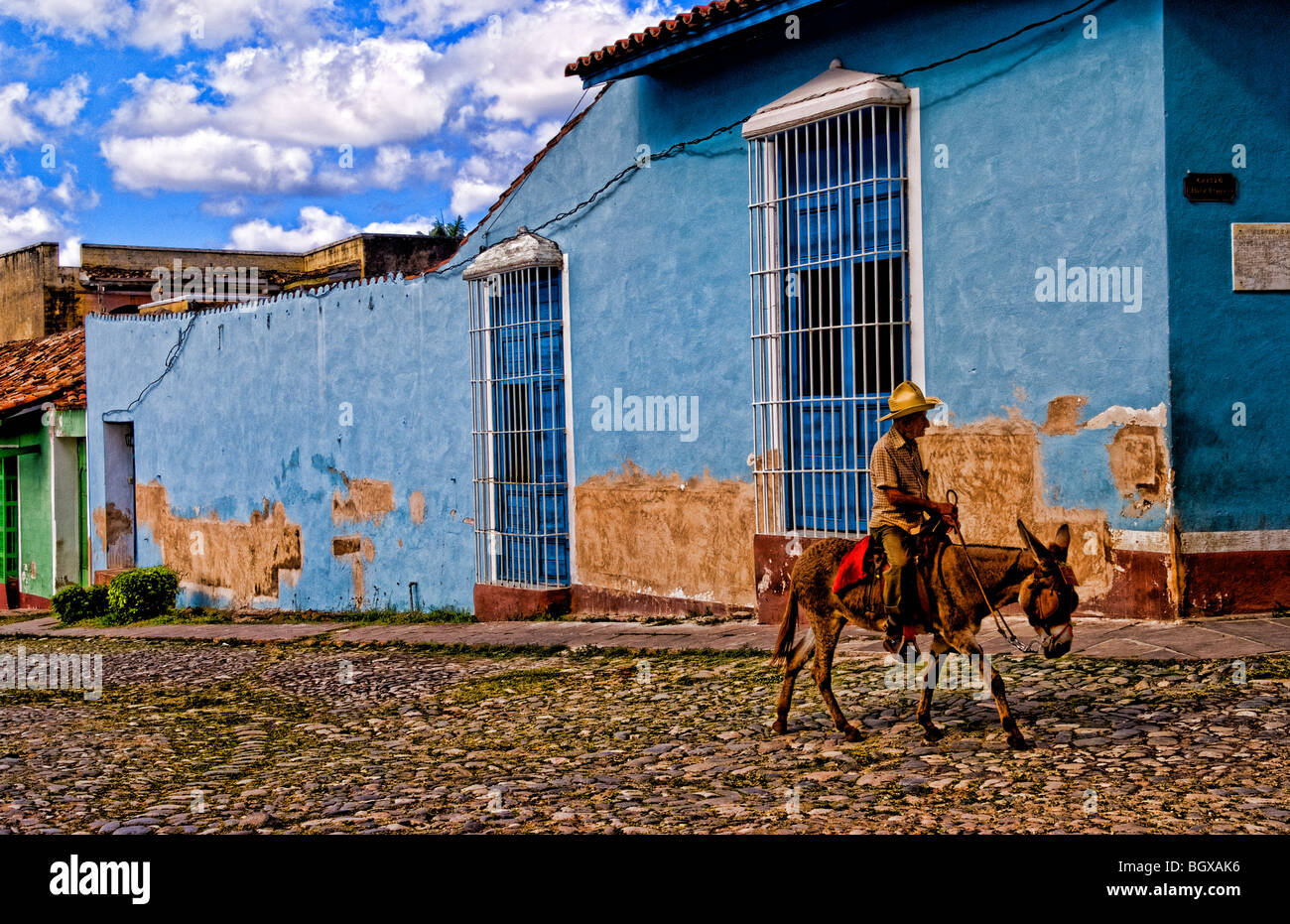 Vieil homme avec son âne pour les rues du vieux village de Trinidad Cuba Banque D'Images