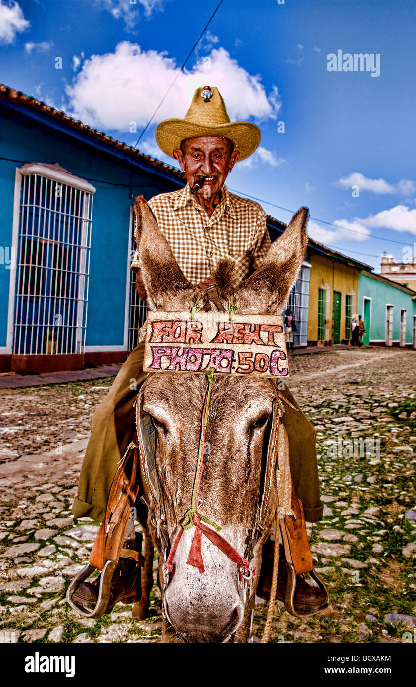 Vieil homme avec son âne pour les rues du vieux village de Trinidad Cuba Banque D'Images