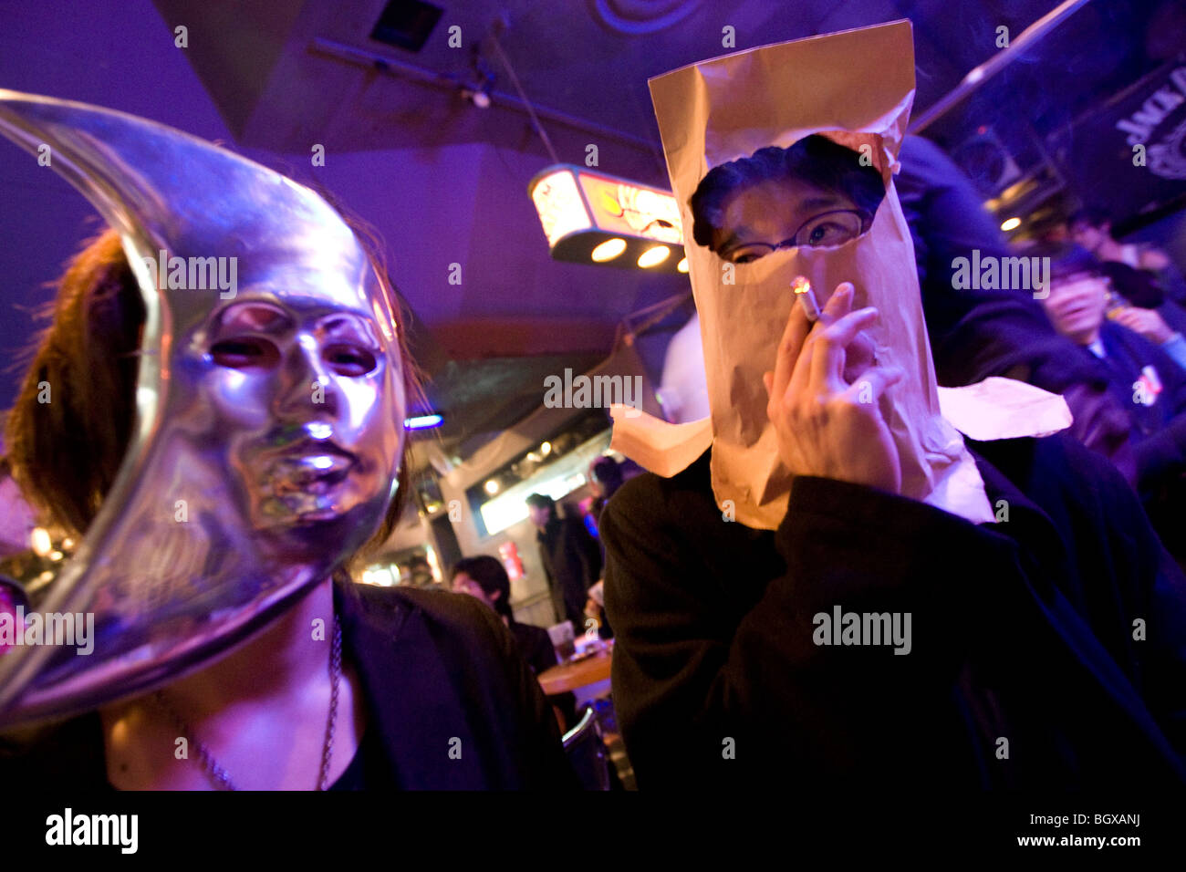 Participant portent des masques pour protéger leur identité, à 'Himote Valentine', événement, Tokyo, Japon Banque D'Images
