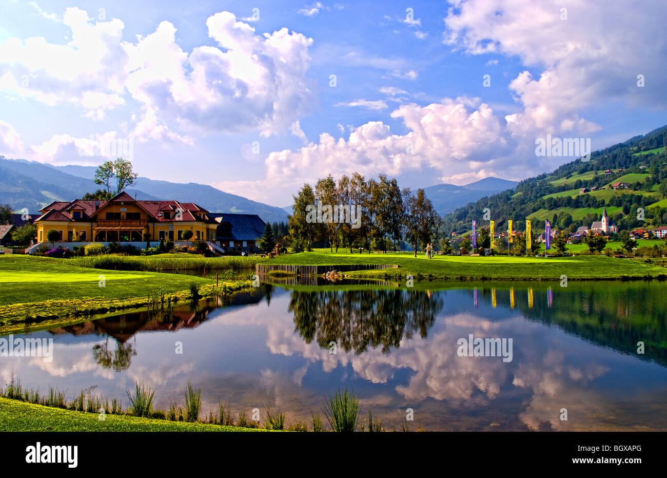 Magnifique parcours de golf avec les golfeurs au # 18 trous du club de golf exclusif à Murau Kreischberg avec bien sûr aussi à l'origine alpine Banque D'Images