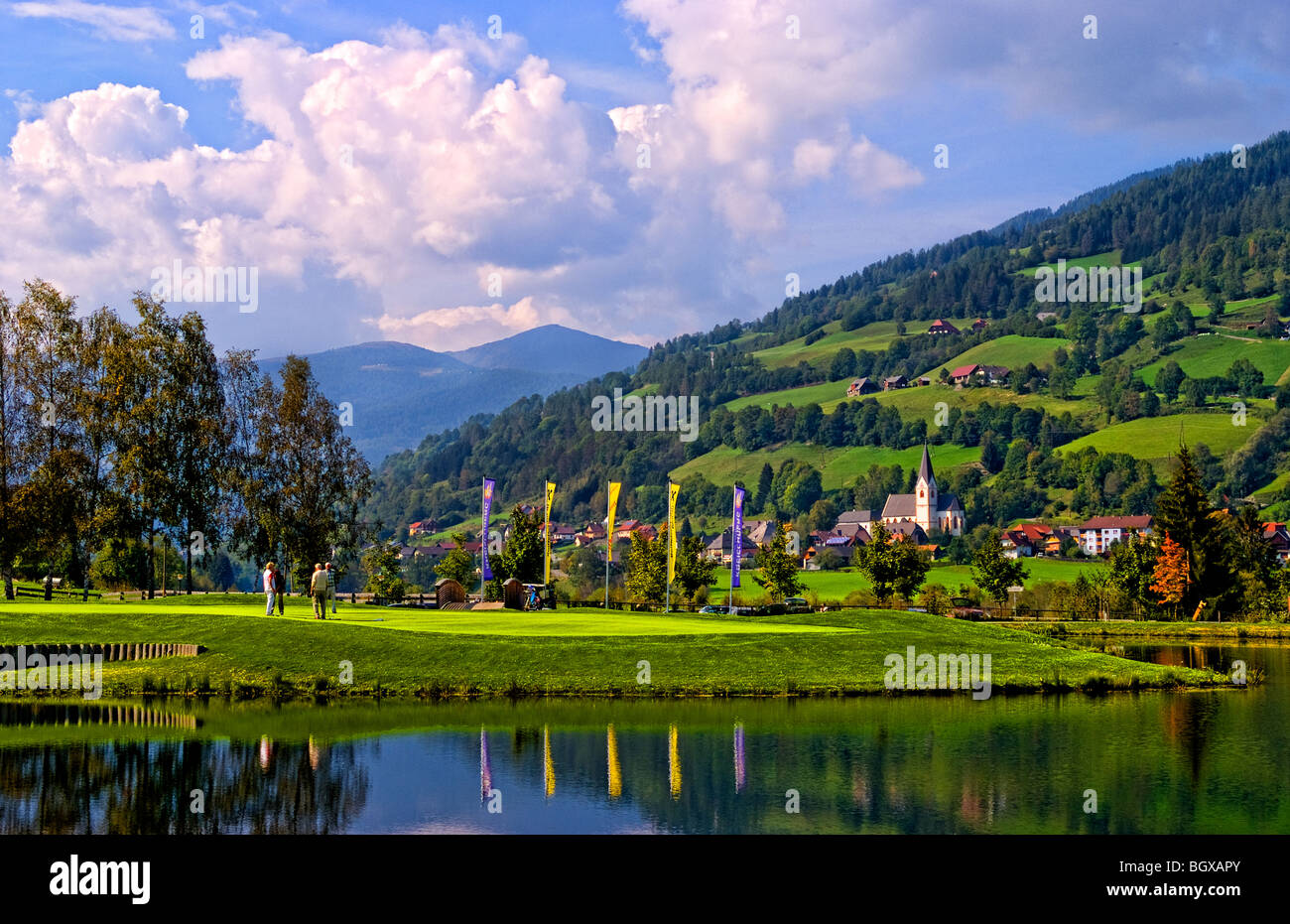 Magnifique parcours de golf avec les golfeurs au # 18 trous du club de golf exclusif à Murau Kreischberg avec bien sûr aussi à l'origine alpine Banque D'Images
