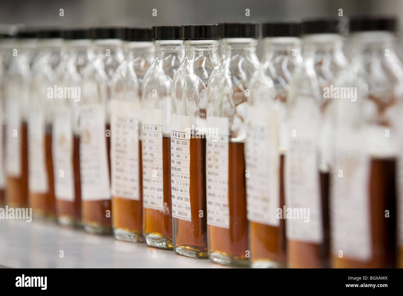 Le mélange des échantillons au Suntory Yamazaki Malt Whisky Distillery, au Japon. Banque D'Images